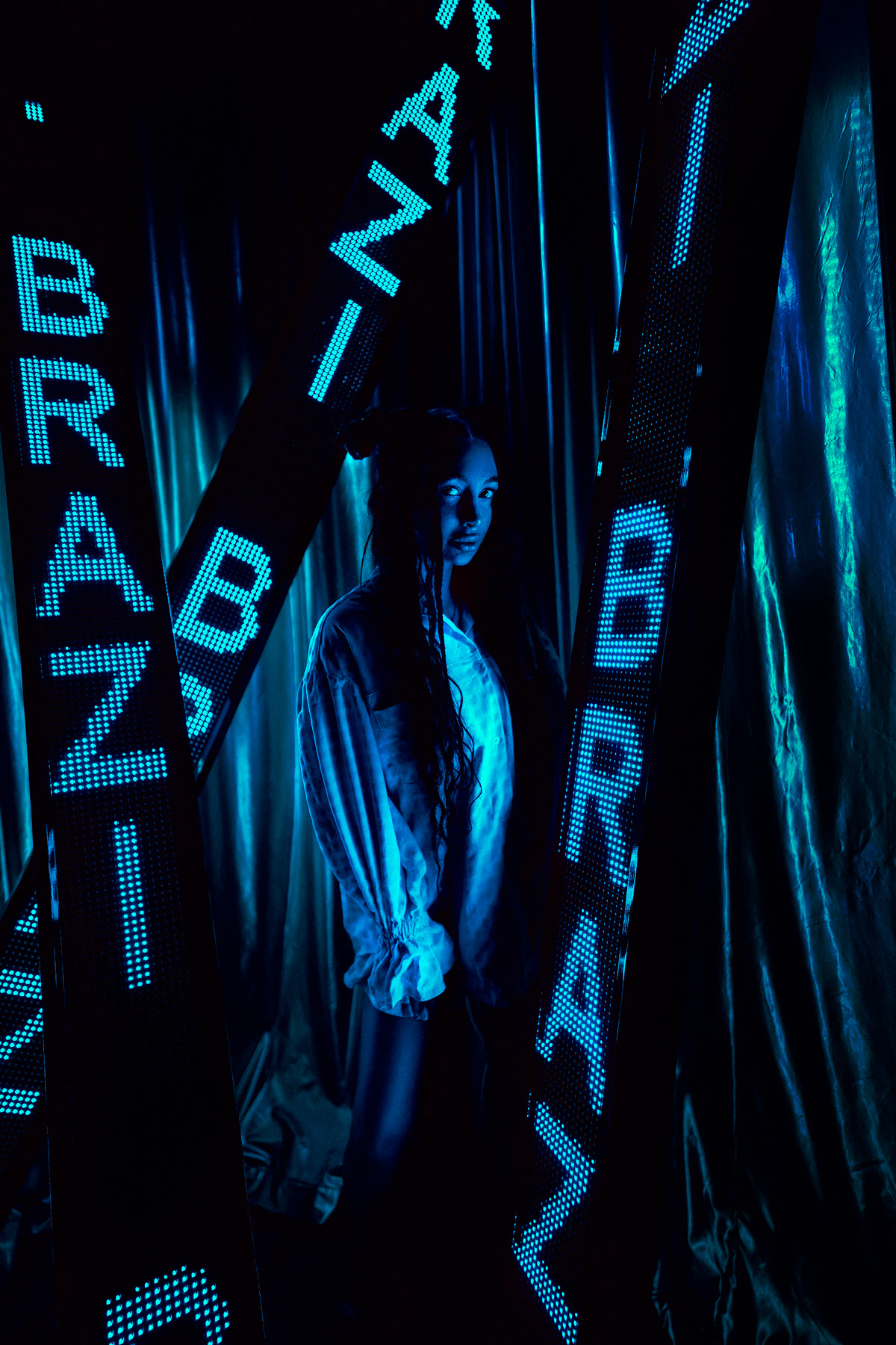 Диджей BRAZI в световой инсталляции